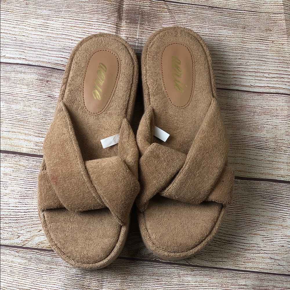 NWOT Aerie Tan Crisscross Platform Slippers